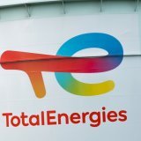 Le bénéfice net du groupe pétro-gazier TotalEnergies a chuté de 29% au 2e trimestre. (archive) KEYSTONE/EPA/TERESA SUAREZ